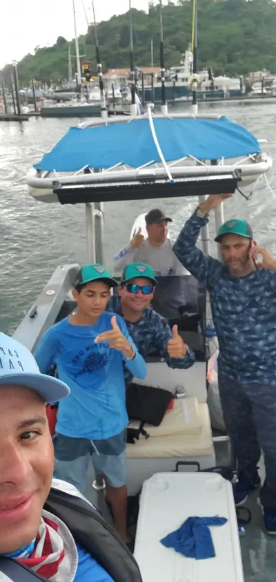 En esta impresionante fotografía, se puede apreciar a Igens Cruz, un experimentado pescador, sosteniendo con orgullo un magnífico dorado capturado en las aguas de Panamá. En el fondo, el imponente Puente de las Américas sirve como testigo de este memorable logro.