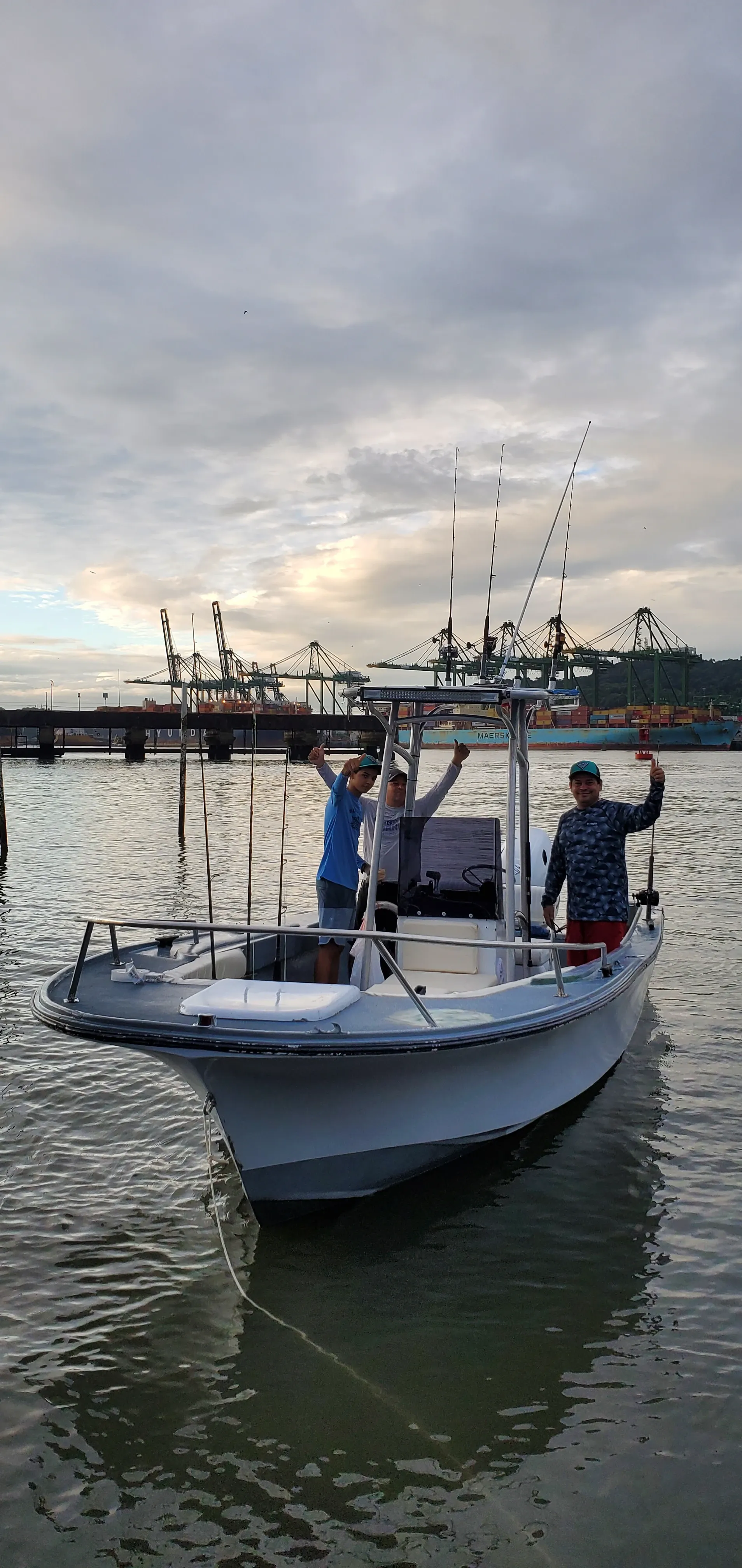 El espectáculo marítimo: Flotilla de barcos en la salida del muelle del Canal de Panamá