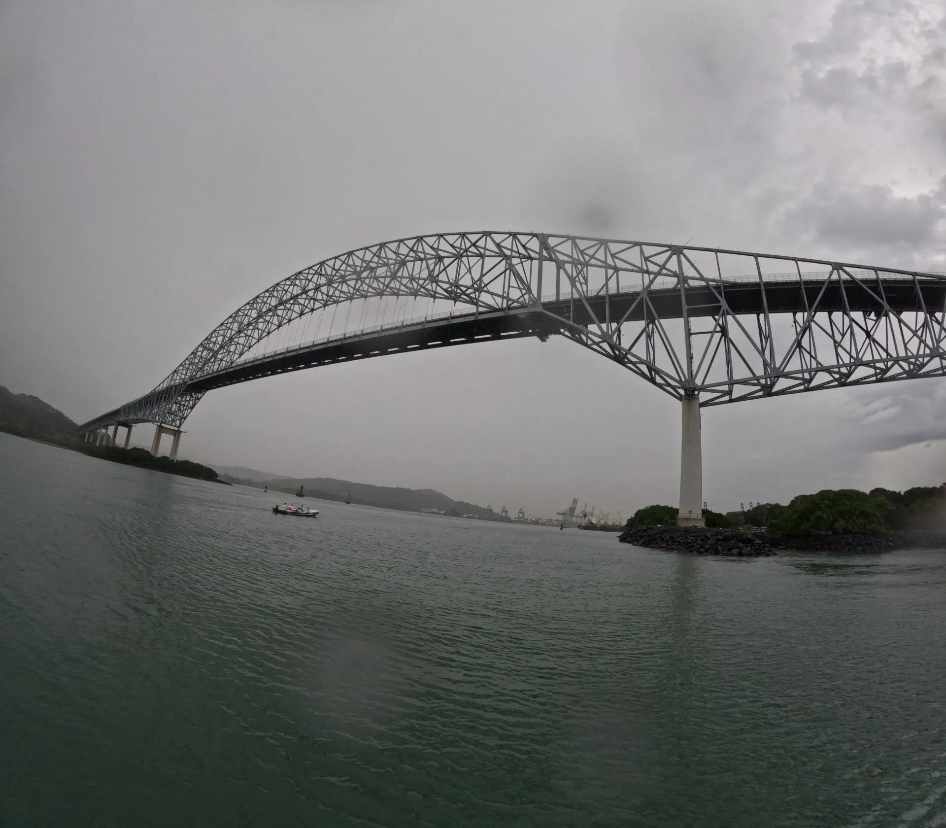 El majestuoso Puente de las Américas uniendo dos continentes