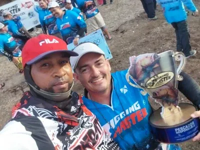 Aquí vemos a Marlon, el triunfador del día, rodeado de amigos que comparten su alegría. Sus rostros iluminados por la emoción y las risas reflejan el verdadero espíritu de la pesca deportiva: camaradería y amor compartido por la aventura.