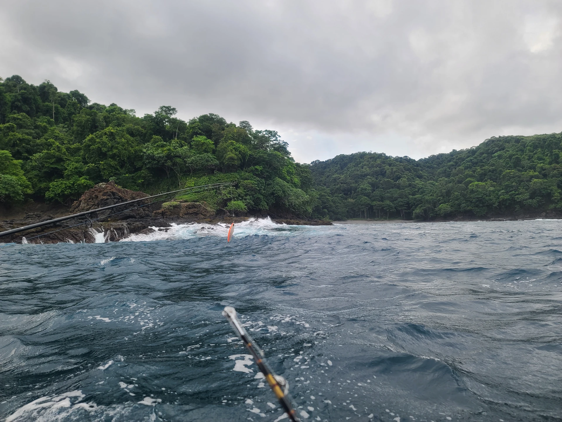 Escenario Perfecto: La Pesca en las Playas de Isla Caleta