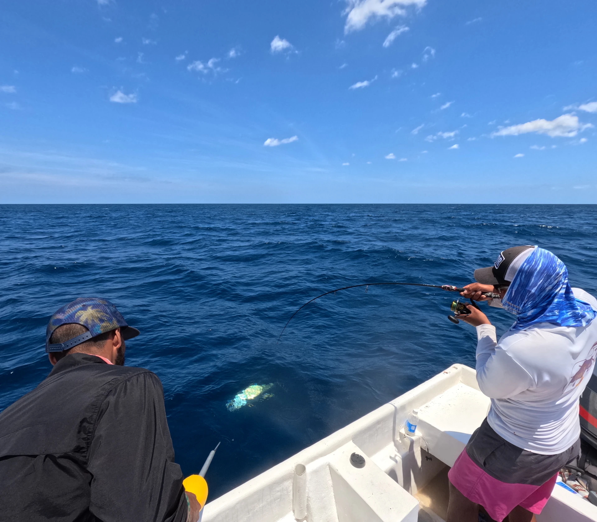 Duelo en el Pacífico - Una majestuosa tuna de aleta amarilla luchando contra la resistencia del carrete, una batalla conmovedora entre el hombre y la naturaleza en las profundidades de Cambutal, Panamá.