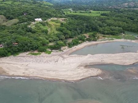 Banco de arena y rompiente en el Río Oria - Desembocadura del Río Oria en Los santos