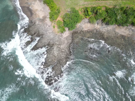 Punta rocosa en la Desembocadura del Río Oria - Desembocadura del Río Oria en Los santos