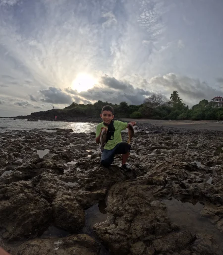 Pesca de orilla en rocas en la Desembocadura del Río Oria, Panamá - Desembocadura del Río Oria en Los santos