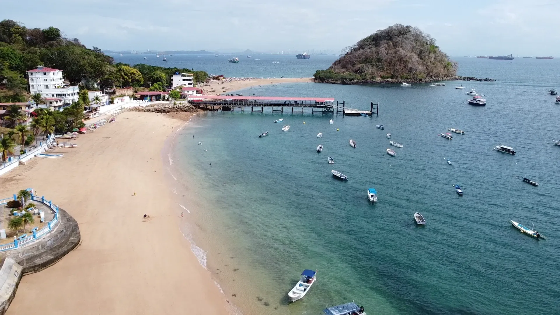 Playa paradisíaca de Taboga vista desde las alturas: un paraíso caribeño cerca de la ciudad