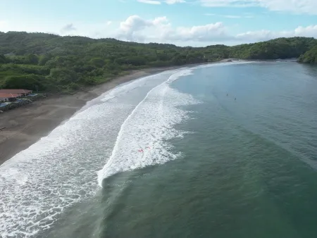 Venao, Los Santos - Esta imagen captura el poder y la energía del océano. Las olas rompen con fuerza, creando un paraíso para los surfistas que buscan conquistar su próxima ola. El azul intenso del mar se mezcla con los tonos blancos de la espuma, evocando la majestuosidad de Playa Venao y su llamado al espíritu aventurero.