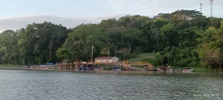 Gamboa Muelle Público - Esta impresionante fotografía tomada desde el Gamboa Muelle Público muestra el ajetreo y la emoción de los pescadores en acción. Con su ubicación estratégica en el Canal de Panamá, este muelle es un punto de encuentro para los entusiastas de la pesca que buscan una experiencia única.