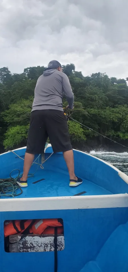 La última foto revela la magia de Isla Caleta, donde la pesca, la naturaleza y la diversión se entrelazan en perfecta armonía. En esta imagen, un pescador lanza su señuelo con gracia y precisión hacia las aguas chispeantes.