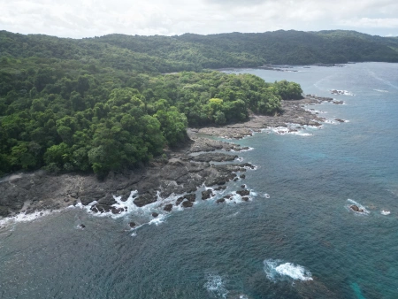 Tres Islas (Isla Caleta) - Esta imagen captura la emoción y la aventura que se experimenta al pescar en Isla Caleta. Un pescador se encuentra en plena acción, luchando con una presa invisible pero poderosa.