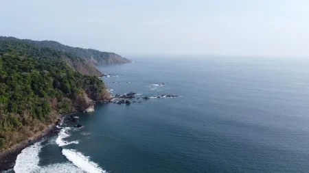 El Restingue - Esta imagen aérea revela el encuentro mágico entre el mar y la tierra en Restingue. La playa se extiende en una curva suave, formando un abrazo perfecto con el agua turquesa del Pacífico. Desde esta perspectiva, se puede apreciar la armonía entre los tonos azules y blancos, creando una paleta de colores hipnotizante. Restingue se presenta como un santuario natural donde los visitantes pueden disfrutar de la paz y la tranquilidad mientras se sumergen en la belleza de la costa y se dejan llevar por la magia del lugar.