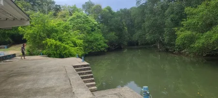 Puerto Pedasi - "Admira la belleza natural y la robusta infraestructura del Puerto Pedasí, el lugar perfecto para iniciar tu viaje de pesca deportiva y explorar los tesoros marinos de Panamá.