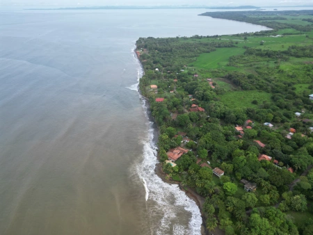 Este panorama desde un dron muestra la belleza prístina de Playa La Reina, un lugar famoso para la pesca de Robalo desde la orilla.