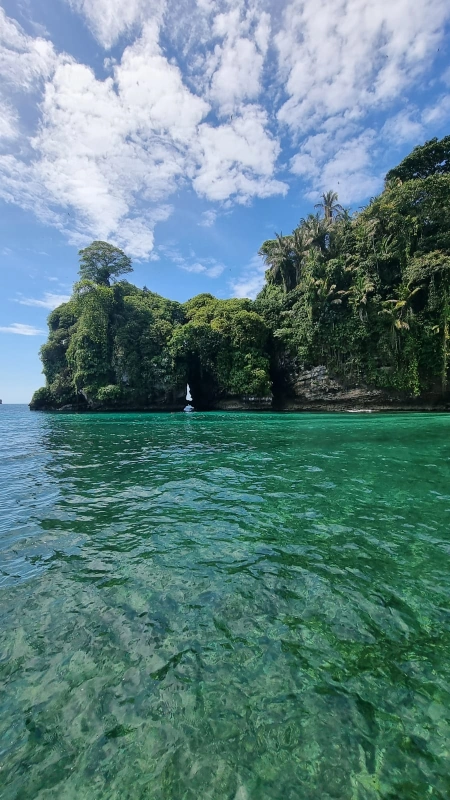 Isla Bastimentos - Finalmente, nos encontramos con una playa donde la suave arena se funde con el imponente océano. Las rocas dispersas a lo largo de la orilla añaden un toque rústico a la vista. Las palmeras meciéndose al ritmo de la brisa marina crean una melodía calmante, acompañada por la cadencia hipnótica de las olas rompiendo en la orilla. Un remanso de paz y tranquilidad.