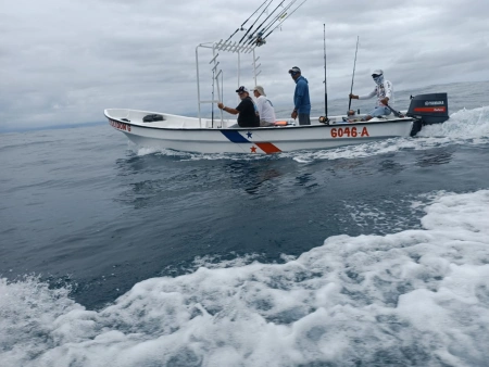 Nuestras modernas embarcaciones, más allá de su rendimiento superior, ofrecen un alto nivel de comodidad para asegurar que tu experiencia de pesca sea inigualable. Cada barco ha sido construido con un enfoque en la estabilidad, la amplitud y la comodidad del pescador, elementos que podrás apreciar en estas imágenes.