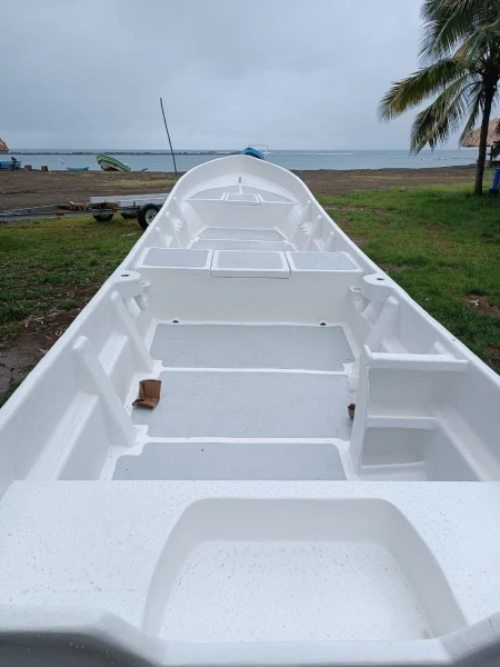 Explora las imágenes de nuestras embarcaciones de piso plano, diseñadas específicamente para la pesca deportiva. Su diseño único no solo te permite moverte con facilidad y comodidad a bordo, sino que también facilita la navegación, permitiéndote acceder a áreas menos profundas inaccesibles para otras embarcaciones.