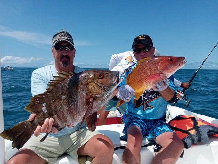 Capturas Excepcionales: El Desafiante Pargo Roquero en Pesca Cambutal - Nuestras fotos de Pargo Roquero capturado en las aguas de Cambutal reflejan la emoción y la satisfacción que se experimentan al pescar este resistente pez de arrecife. Con su color rojo brillante y un peso que puede llegar hasta los 15 kg, el Pargo Roquero ofrece una experiencia de pesca verdaderamente memorable. Únete a nosotros en Pesca Cambutal para vivir tu propia aventura de pesca.