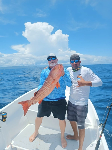 La Singularidad del Pargo Silguero Capturado en Pesca Cambutal - Observa la singularidad del Pargo Silguero a través de nuestras fotografías de capturas. Este pez, con su cuerpo alargado, narinas características y una boca proyectada hacia adelante, es una fascinante adición a cualquier experiencia de pesca deportiva. Las imágenes de nuestros pescadores con sus capturas de Pargo Silguero reflejan el emocionante desafío que este pez único presenta. Con Pesca Cambutal, disfruta de la diversidad de especies en las aguas de Cambutal y crea recuerdos memorables de pesca.