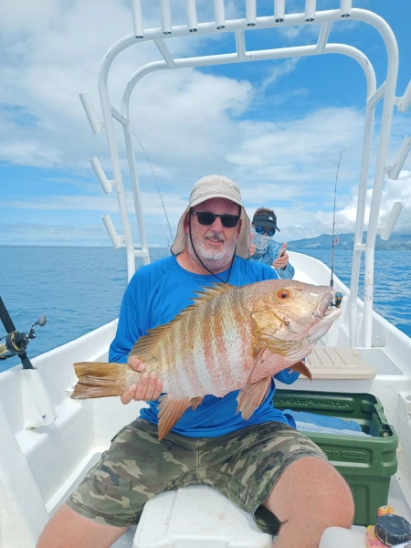 Descubre la Belleza y Resistencia del Pargo Roquero en Pesca Cambutal - Captura la esencia de la pesca deportiva en Cambutal con nuestras imágenes de Pargo Roquero, un pez de color rojo brillante conocido por su resistencia. Los pescadores disfrutan del desafío que supone este pez, que puede llegar a pesar hasta 15 kg. Las sonrisas en las caras de nuestros clientes son testimonio de las emocionantes experiencias de pesca que ofrece Pesca Cambutal.