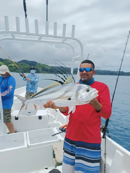 Capturando Gigantes: El Emocionante Pez Gallo en Pesca Cambutal - Nuestras fotos muestran la emoción de los pescadores al capturar el poderoso Pez Gallo, un desafío formidable y gratificante en las aguas de Cambutal. Con sus impresionantes dimensiones y su característica cresta dorsal, este pez promete una experiencia de pesca deportiva inolvidable.