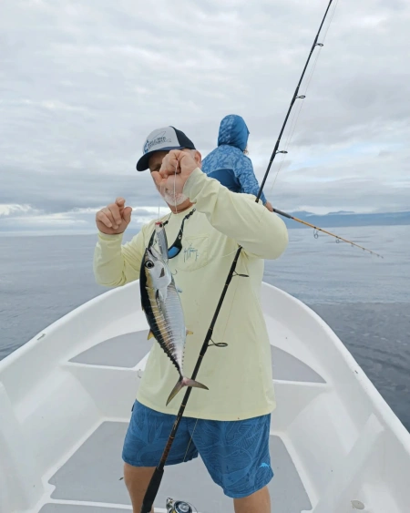 Experiencia Vibrante: Capturando la Elusiva Tunita con Popper en Pesca Cambutal - Sumérgete en la emoción de la pesca deportiva con nuestra fotografía de un cliente orgulloso mostrando su captura de Tunita conseguida con popper. Este pez, famoso por su lucha emocionante y su velocidad, ofrece una experiencia de pesca inolvidable. La cara de felicidad de nuestro cliente refleja el triunfo y la satisfacción de capturar este escurridizo pez en las aguas de Cambutal. Únete a nosotros en Pesca Cambutal y vive tu propia experiencia de pesca.