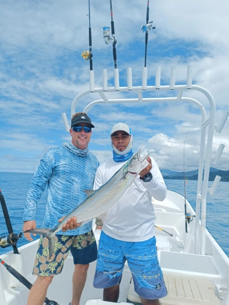 Encuentro Impresionante: Capturando el Poderoso Pez Sierra en Pesca Cambutal - Vive la emoción de la pesca deportiva con nuestra foto de un cliente mostrando su impresionante captura de Pez Sierra. Este pez, reconocido por su singular rostro alargado y dientes afilados, ofrece una experiencia de pesca única y emocionante. El orgullo en la cara de nuestro cliente refleja la satisfacción de enfrentarse y capturar este poderoso pez en las aguas de Cambutal. Únete a nosotros en Pesca Cambutal y crea tus propias historias de pesca.