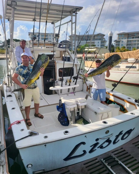 Captura de Dorados - Experimenta la mejor pesca en alta mar a bordo de nuestro hermoso Bertram de 30 pies con puente de mando, una excelente combinación de lujo y rendimiento. Podemos visitar diferentes puntos de pesca en el Golfo de Panamá, desde la Riviera del Pacífico hasta el Archipiélago de Las Perlas y Pedasí.