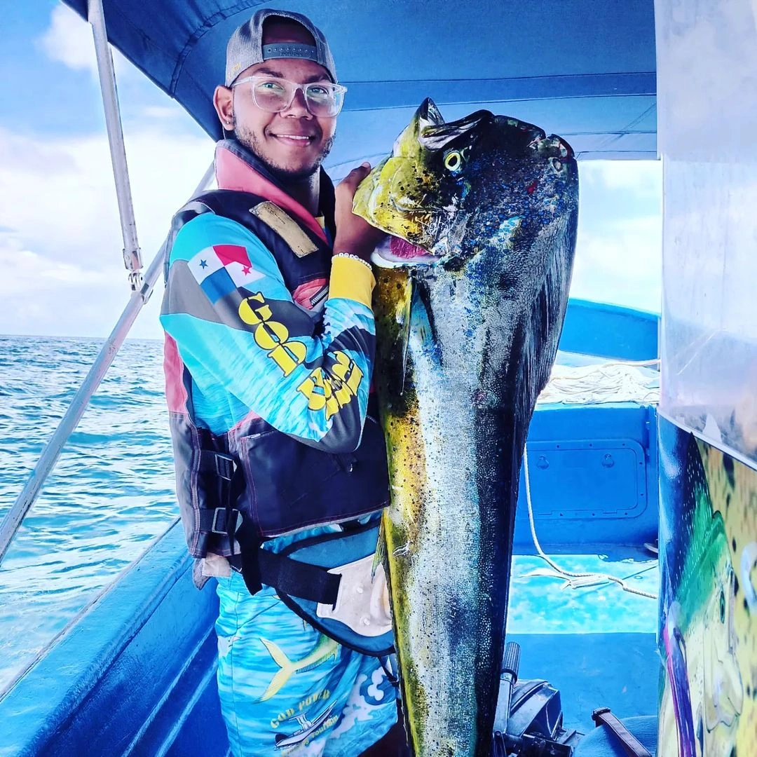 Captura de Dorado en Azuero - La pesca del dorado (también conocido como mahi-mahi) en la península de Azuero, Panamá, es una experiencia emocionante y gratificante. Esta región, conocida como la "Costa del Atún", es famosa por ofrecer algunos de los mejores lugares de pesca en el mundo, y el dorado es una de las especies más buscadas.