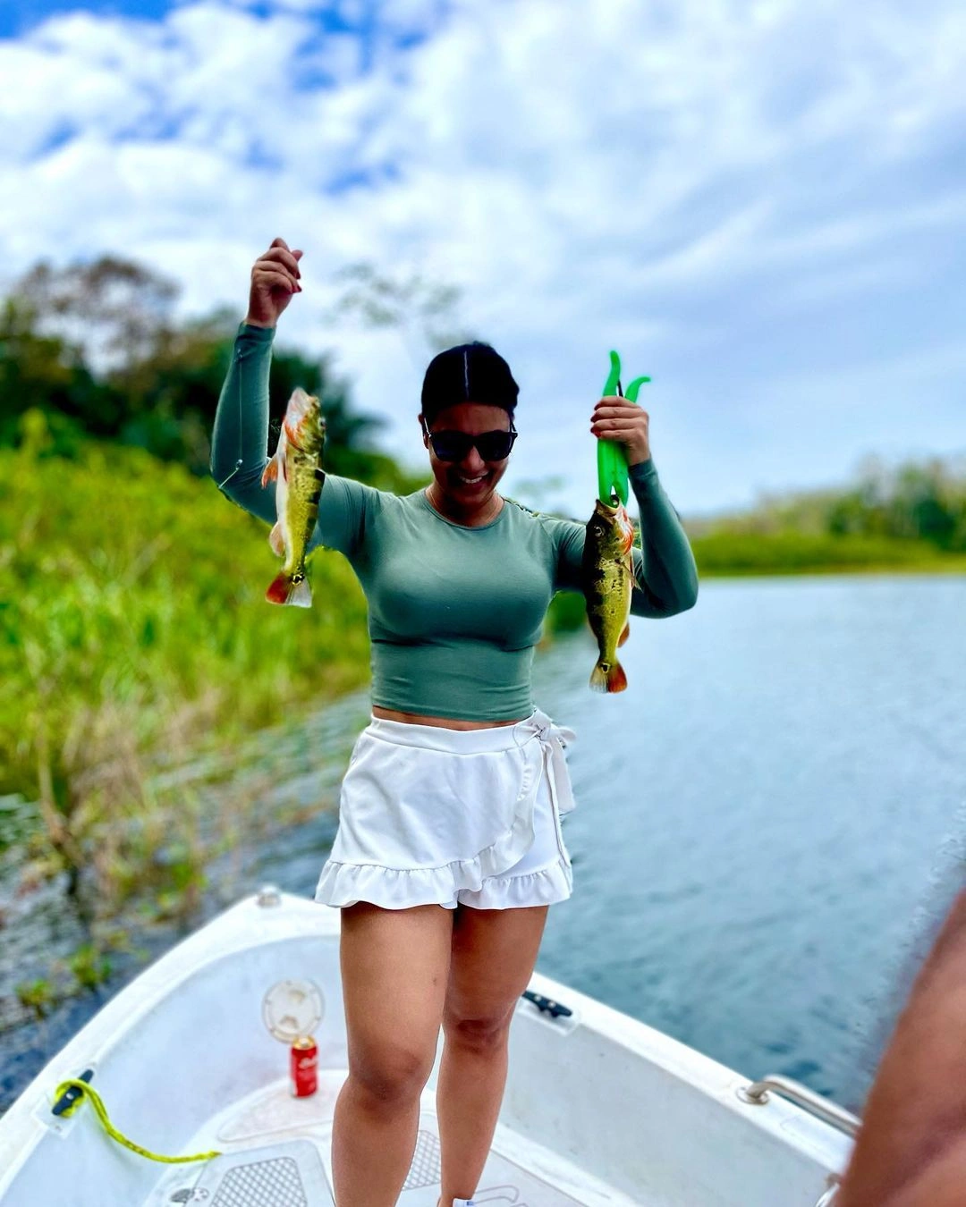 Disfrutando de Capturas de Sargento en Lago Gatun - En la foto, nuestra amiga sonríe radiante mientras sostiene con orgullo dos sargentos recién capturados en el Lago Gatún, Panamá. Su expresión refleja la alegría y satisfacción de un día exitoso de pesca en uno de los parajes más hermosos del país. ¡La esencia pura de la aventura panameña! #girlsfishtoo