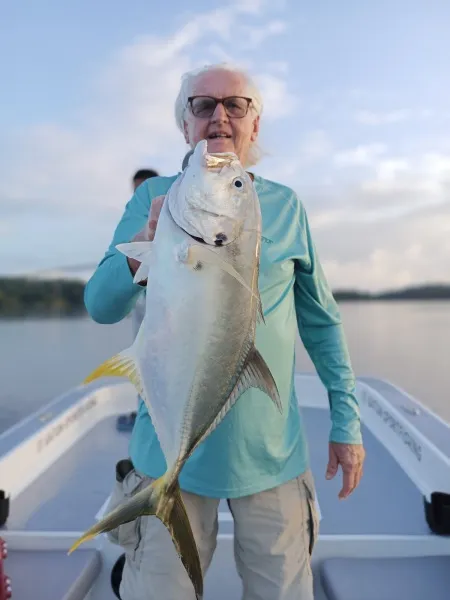 Momento de Gloria: Jurel Capturado en Gatun Sport Fishing - La sonrisa triunfante de nuestro cliente habla por sí sola, mostrando con orgullo un jurel recién capturado. Este instante captura la esencia de la experiencia única y llena de acción que brindamos a nuestros clientes en Gatun Sport Fishing.