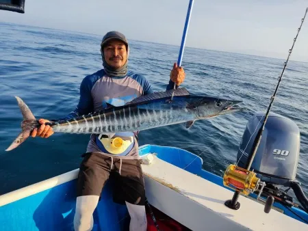Wahoo en Línea, ¡Buen Trabajo, Isaac! - Isaac con un hermoso wahoo. Estas son las emocionantes capturas que puedes esperar en nuestras excursiones de Pesca Palo Seco.