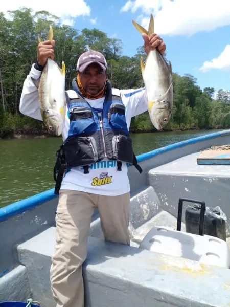 Jurel desafiante - ¡Mira esta increíble imagen de nuestro cliente sosteniendo un jurel capturado durante su experiencia de pesca con Bayano Fishing Sport! El jurel es un pez ágil y emocionante de pescar, conocido por su fuerza y ​​su naturaleza desafiante.