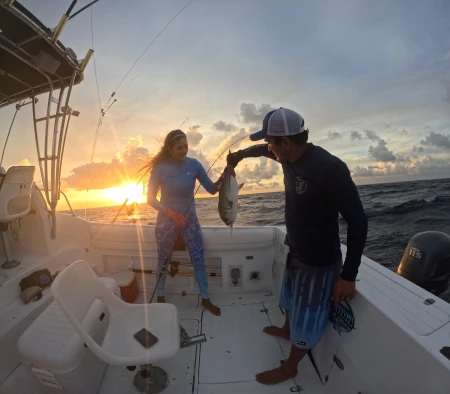 Mónica López, con una Cojinuda en mano, demostrando el éxito de su técnica de jigging en las ricas aguas del Mar Caribe.