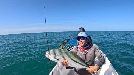 Esta imagen captura la ardua lucha contra el poderoso Pez Gallo, un instante lleno de adrenalina y emoción. Representa el desafío y la determinación que implica la pesca deportiva.