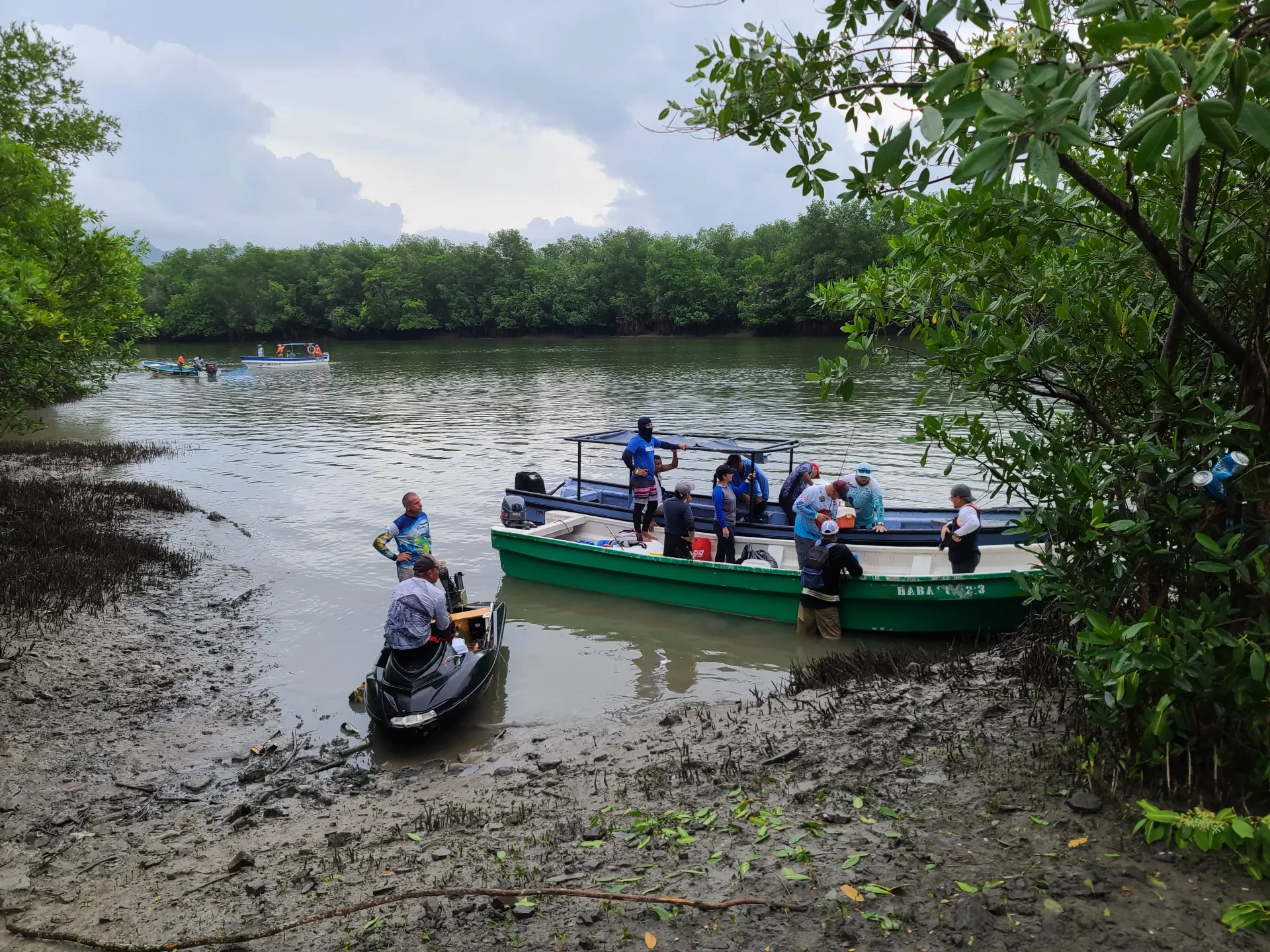 Preparativos en el río