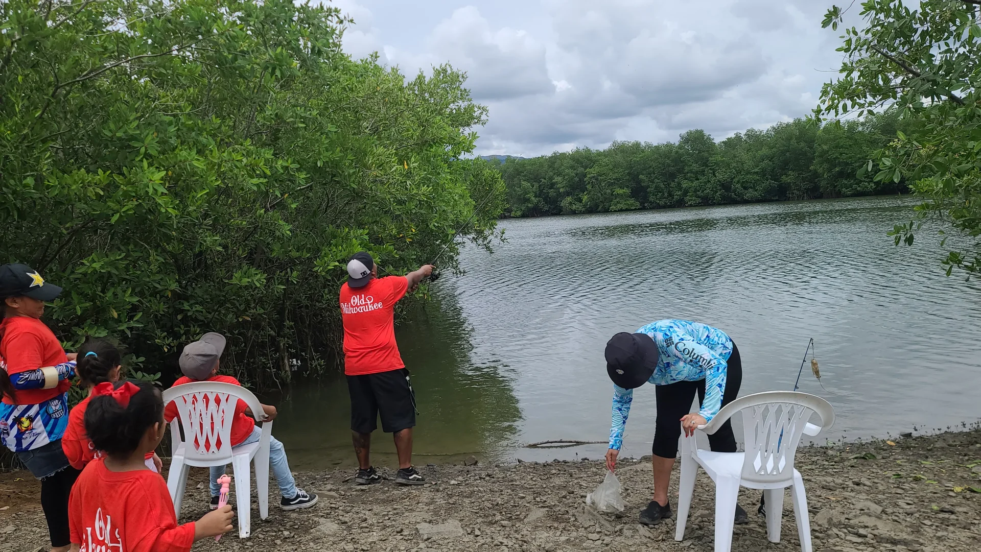 Momentos Junto al agua: Preparación para la Pesca